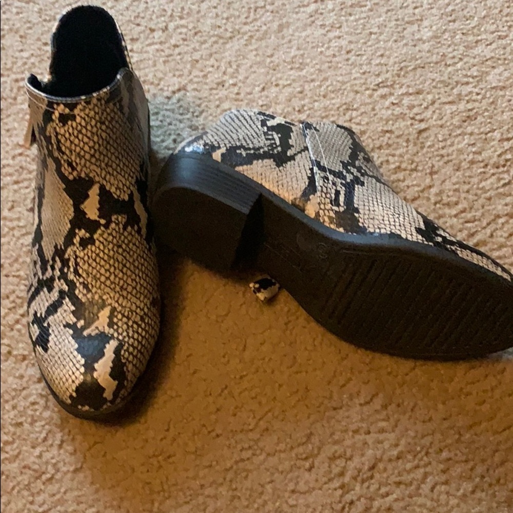 Women’s Arizona booties size 8.5